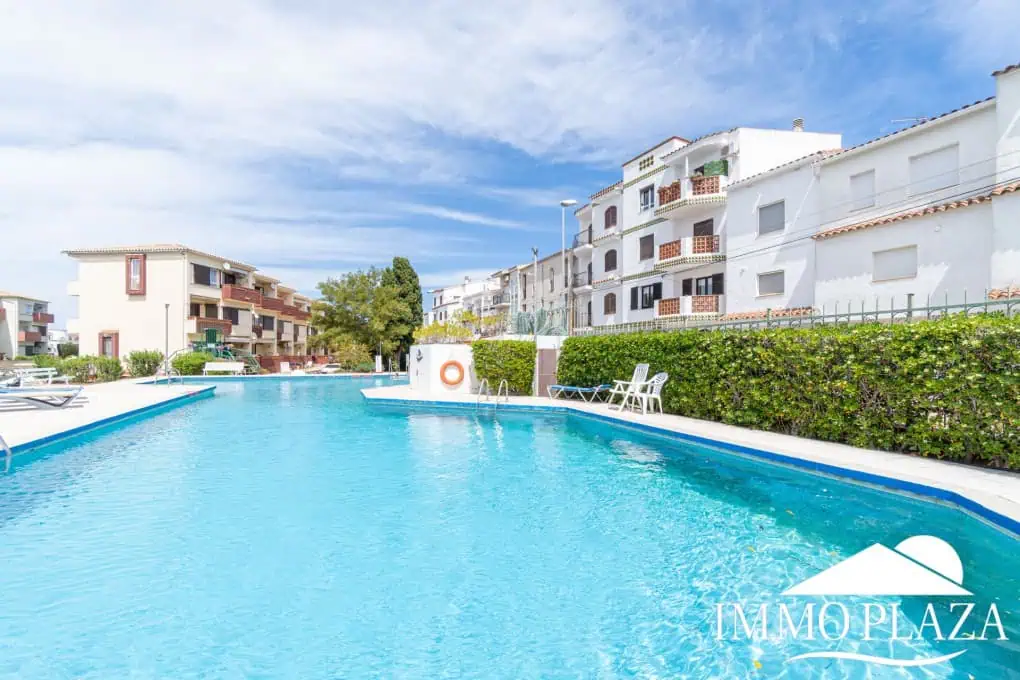 Bel appartement de 2 chambres, traversant avec vue sur les caneaux, exposé sud: piscine, amarres et parkings communautaires