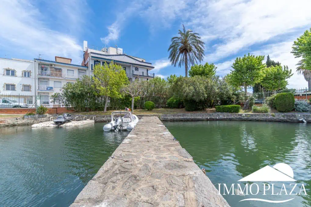 Bel appartement de 2 chambres, traversant avec vue sur les caneaux, exposé sud: piscine, amarres et parkings communautaires