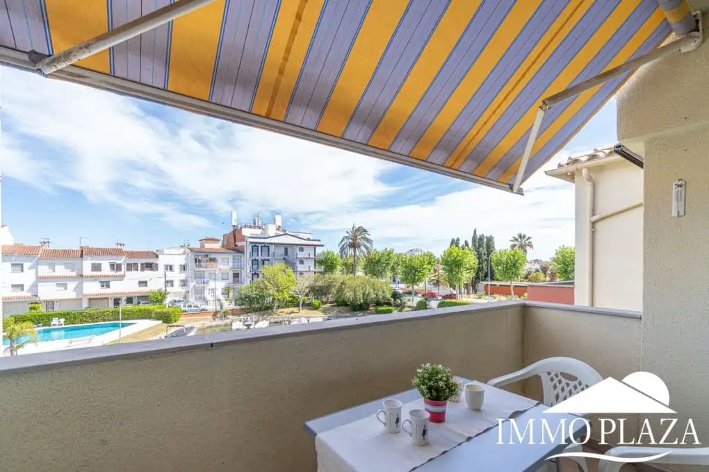 Bel appartement de 2 chambres, traversant avec vue sur les caneaux, exposé sud: piscine, amarres et parkings communautaires