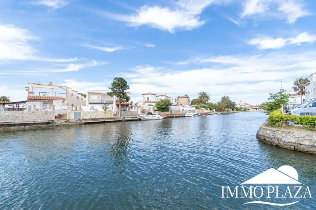 Bel appartement de 2 chambres, traversant avec vue sur les caneaux, exposé sud: piscine, amarres et parkings communautaires