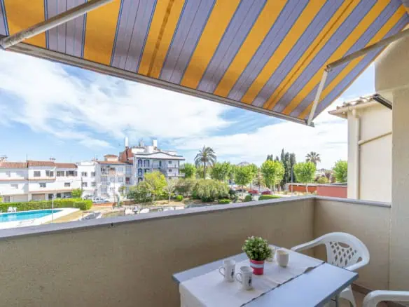 Beautiful 2 bedroom apartment, crossing with view of the canals, facing south: swimming pool, moorings and community parking