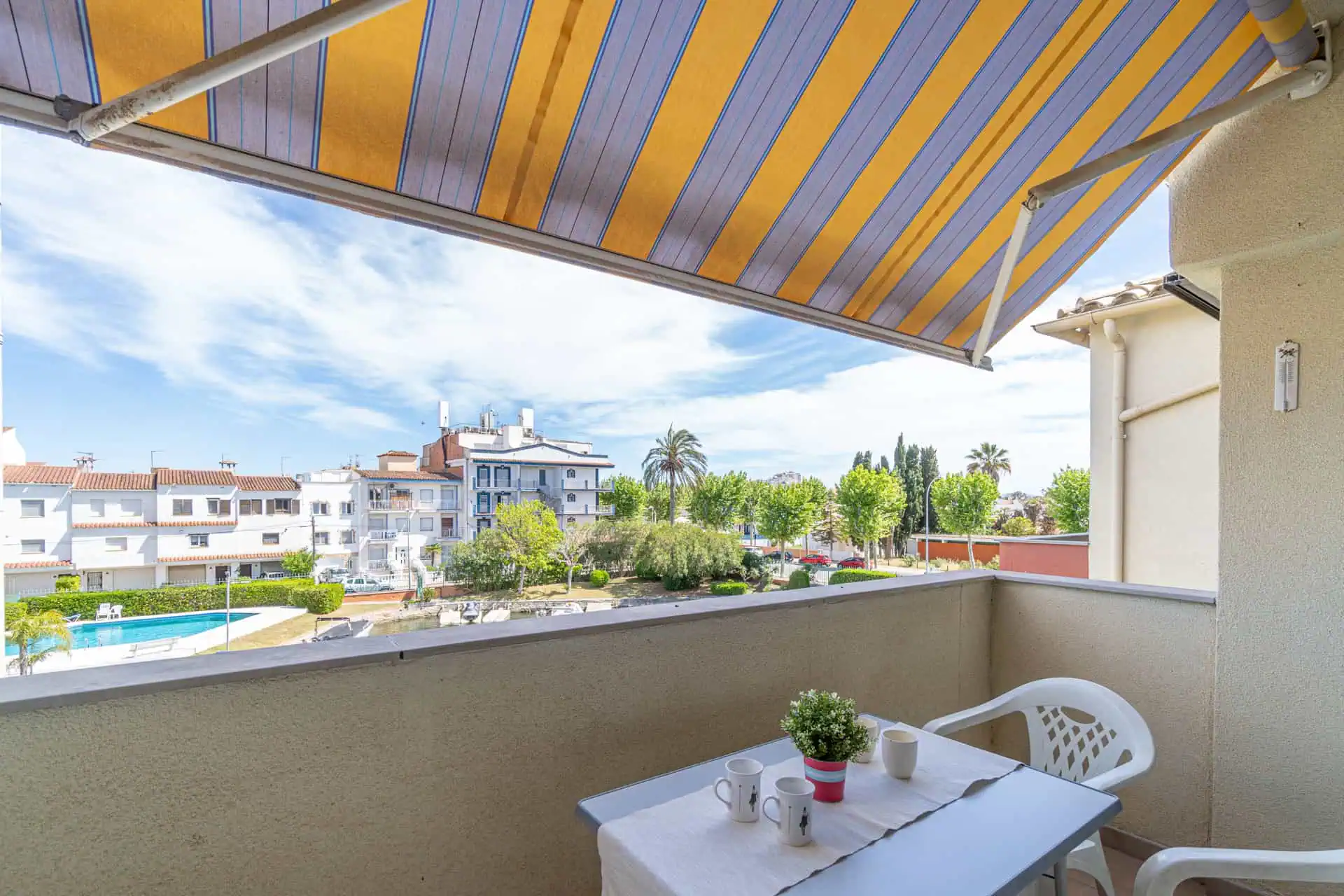11052023101120_566 Hermoso apartamento de 2 dormitorios con vista a los canales, orientación sur: piscina, amarres y estacionamientos comunitarios