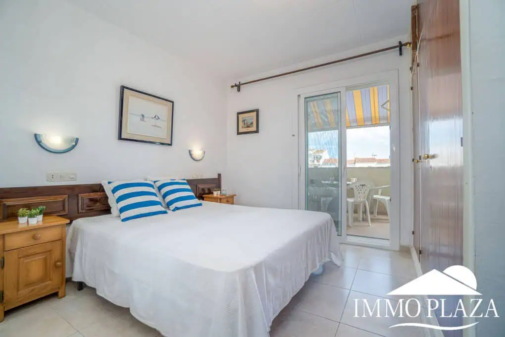 Bel appartement de 2 chambres, traversant avec vue sur les caneaux, exposé sud: piscine, amarres et parkings communautaires