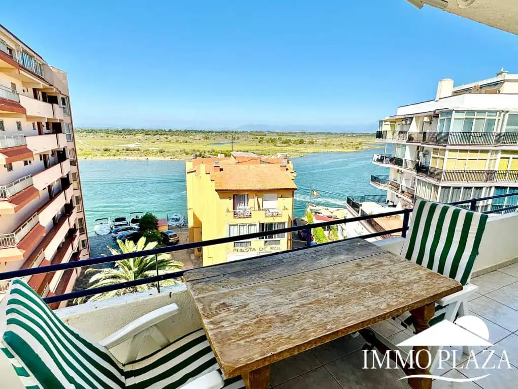 Beautiful corner apartment in 2nd Sea Line, top floor (5), sea view and Aiguamolls – Roses