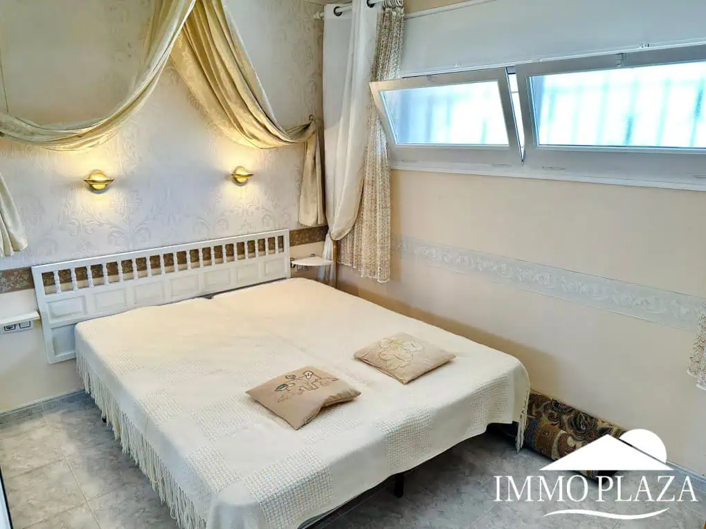Beautiful corner apartment in 2nd Sea Line, top floor (5), sea view and Aiguamolls – Roses