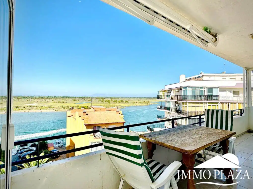 Beautiful corner apartment in 2nd Sea Line, top floor (5), sea view and Aiguamolls – Roses