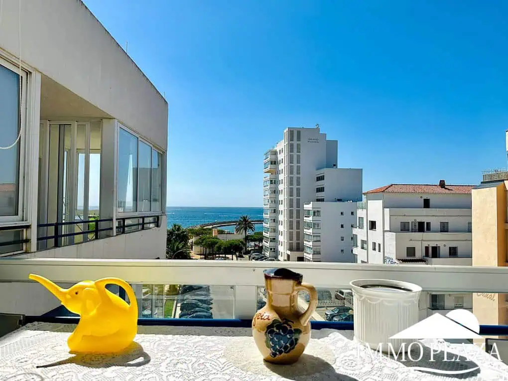Beautiful corner apartment in 2nd Sea Line, top floor (5), sea view and Aiguamolls – Roses