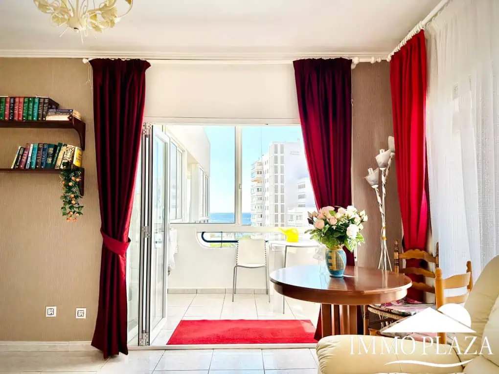 Beautiful corner apartment in 2nd Sea Line, top floor (5), sea view and Aiguamolls – Roses