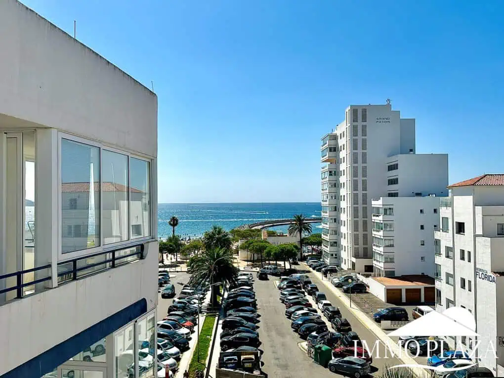 Beautiful corner apartment in 2nd Sea Line, top floor (5), sea view and Aiguamolls – Roses