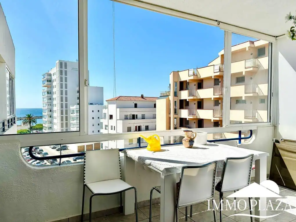 Beautiful corner apartment in 2nd Sea Line, top floor (5), sea view and Aiguamolls – Roses