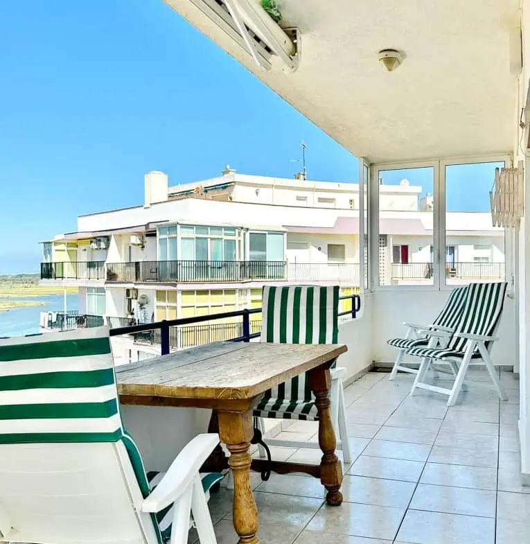 Beautiful corner apartment in 2nd Sea Line, top floor (5), sea view and Aiguamolls – Roses