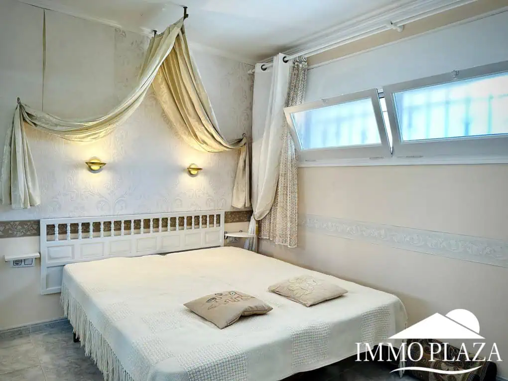Beautiful corner apartment in 2nd Sea Line, top floor (5), sea view and Aiguamolls – Roses