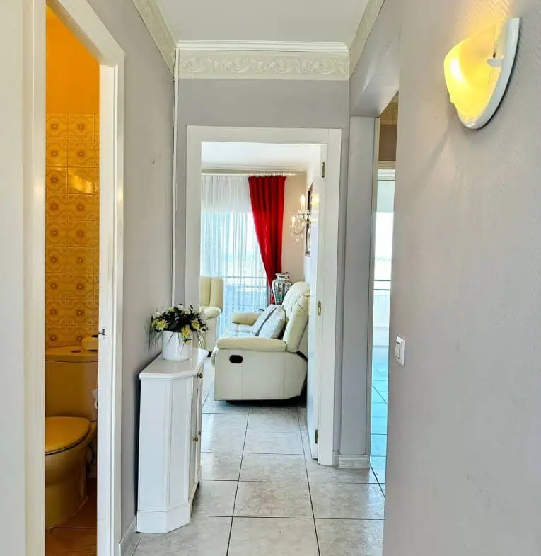 Beautiful corner apartment in 2nd Sea Line, top floor (5), sea view and Aiguamolls – Roses