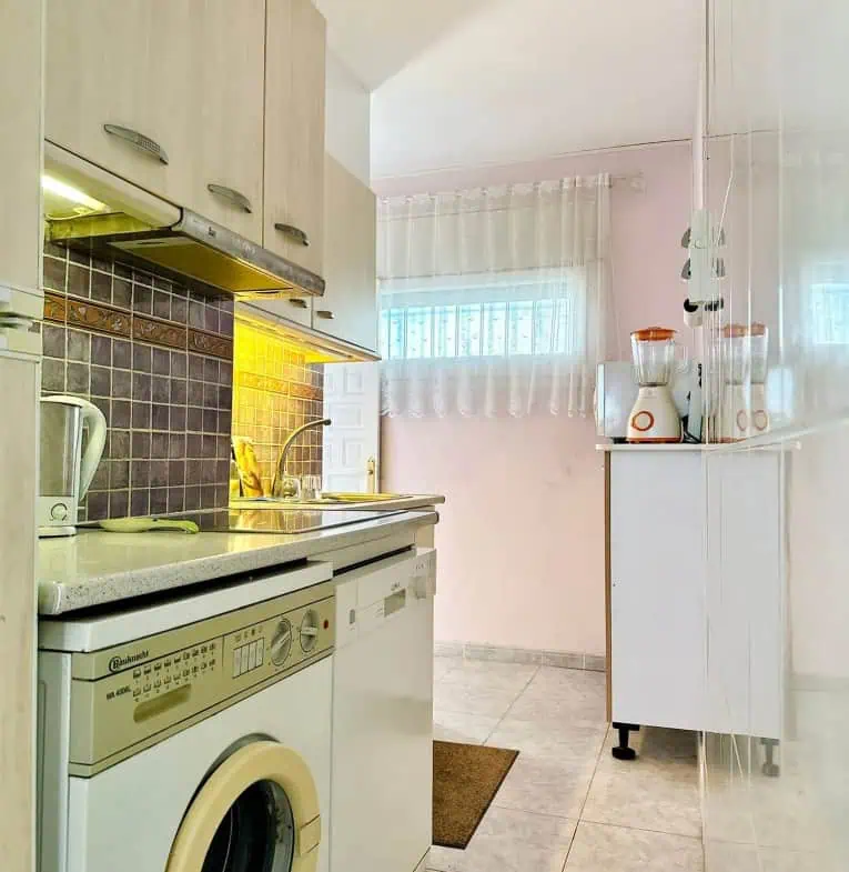 Beautiful corner apartment in 2nd Sea Line, top floor (5), sea view and Aiguamolls – Roses