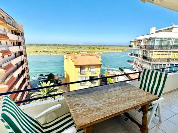 Beautiful corner apartment in 2nd Sea Line, top floor (5), sea view and Aiguamolls – Roses