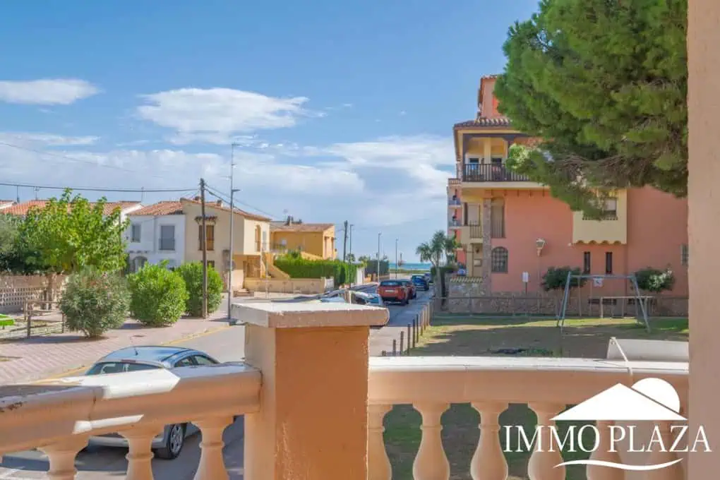Apartament cantoner amb vista al mar, a 2 min de la platja i del centre; 3 habitacions, 1 bany, terrasses (12m2), piscina comunitària