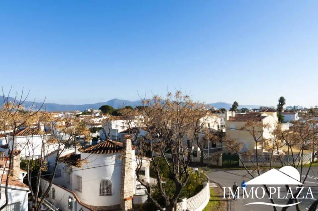 Apartament força típic, a prop de comerços amb vistes obertes a la muntanya – Empuriabrava