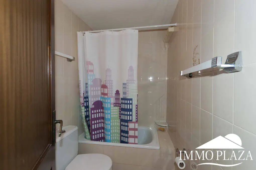 Apartament força típic, a prop de comerços amb vistes obertes a la muntanya – Empuriabrava