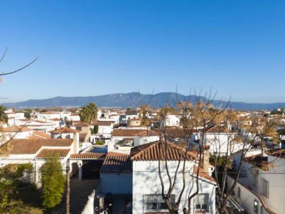 Pretty typical apartment, close to shops with open mountain views – Empuriabrava