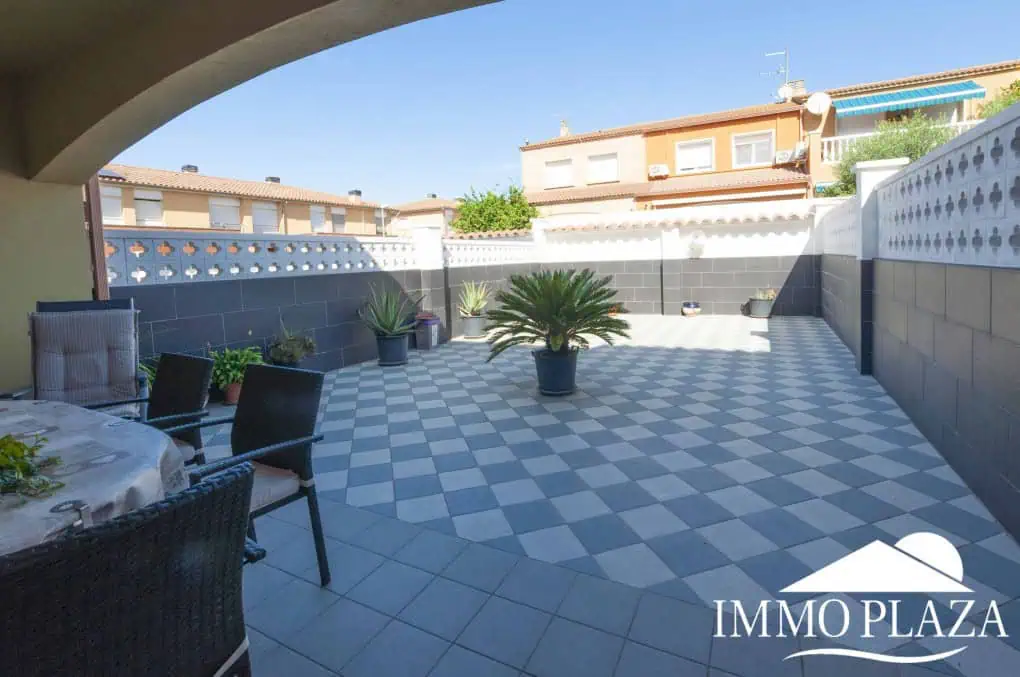 Beautiful house with open views, 4 bedrooms, 2 bathrooms, terrace and private parking – Castello d’Empúries
