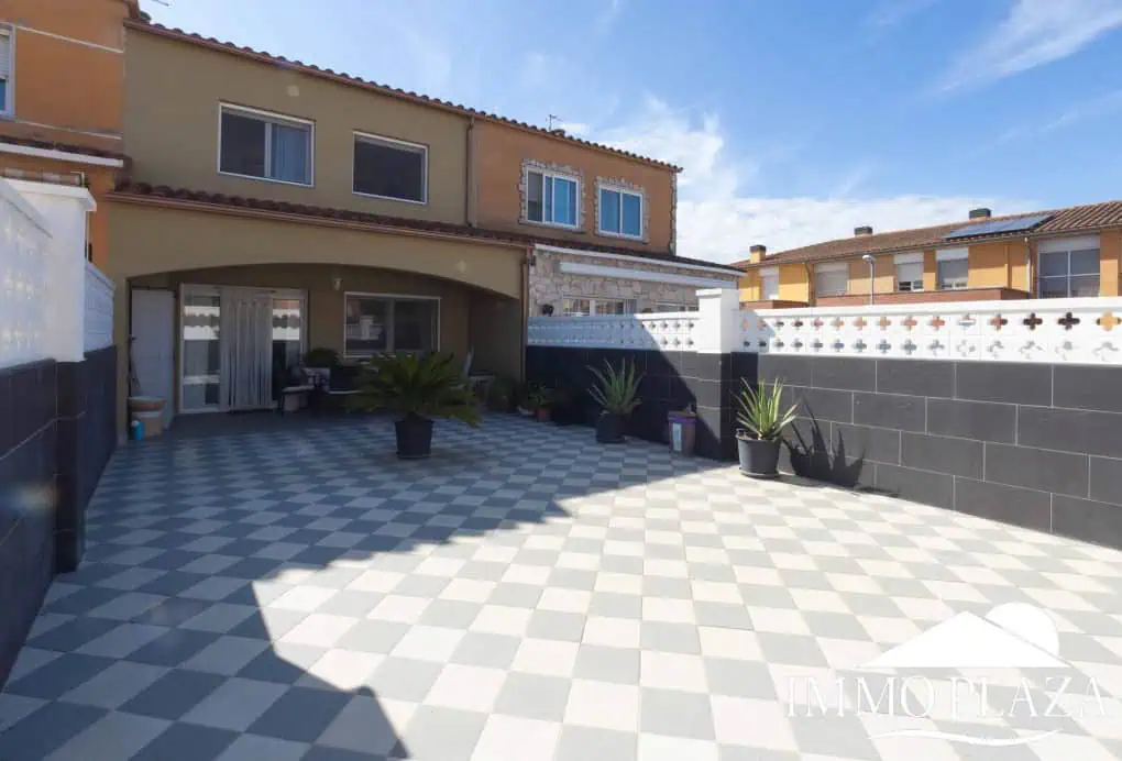 Beautiful house with open views, 4 bedrooms, 2 bathrooms, terrace and private parking – Castello d’Empúries
