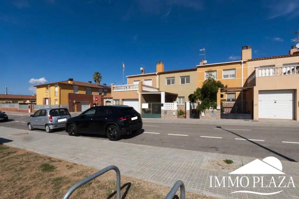 Beautiful house with open views, 4 bedrooms, 2 bathrooms, terrace and private parking – Castello d’Empúries