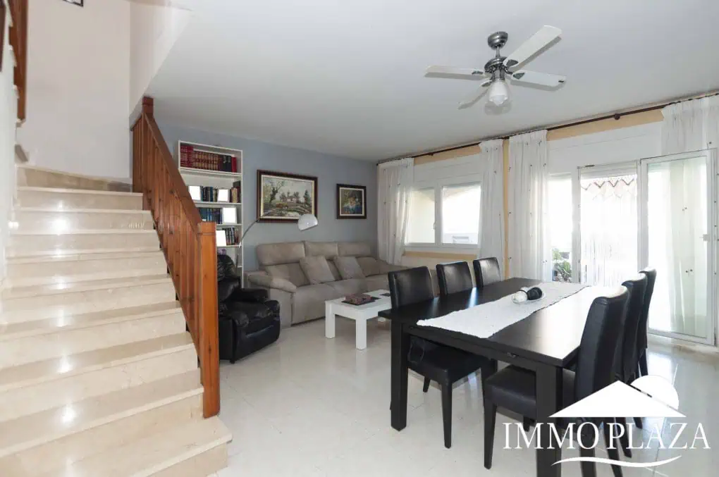 Beautiful house with open views, 4 bedrooms, 2 bathrooms, terrace and private parking – Castello d’Empúries