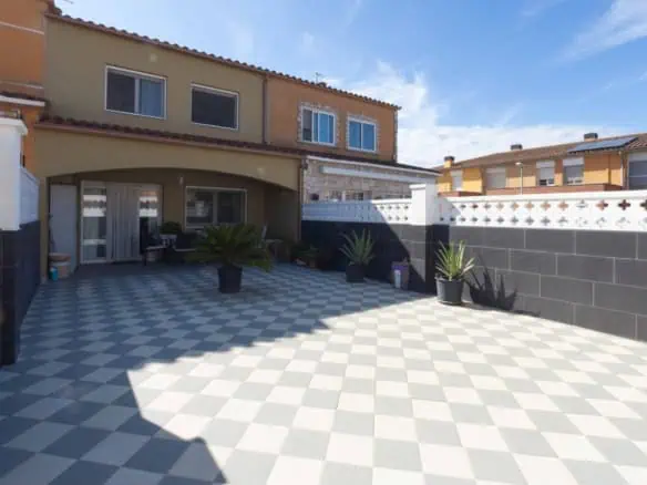 Beautiful house with open views, 4 bedrooms, 2 bathrooms, terrace and private parking – Castello d’Empúries