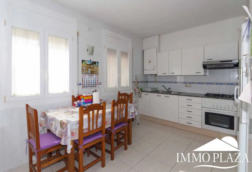 Beautiful house with open views, 4 bedrooms, 2 bathrooms, terrace and private parking – Castello d’Empúries