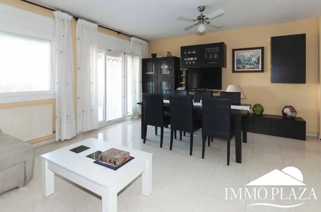 Beautiful house with open views, 4 bedrooms, 2 bathrooms, terrace and private parking – Castello d’Empúries