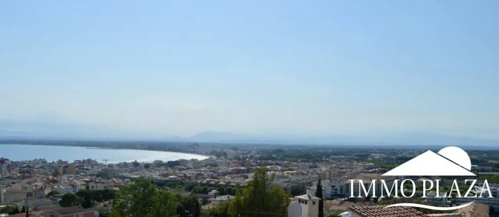 Preciosa casa típica con vistas panorámicas a la bahía de Roses, 4 dormitorios, 2 baños, terraza, garaje y parking privado – Roses