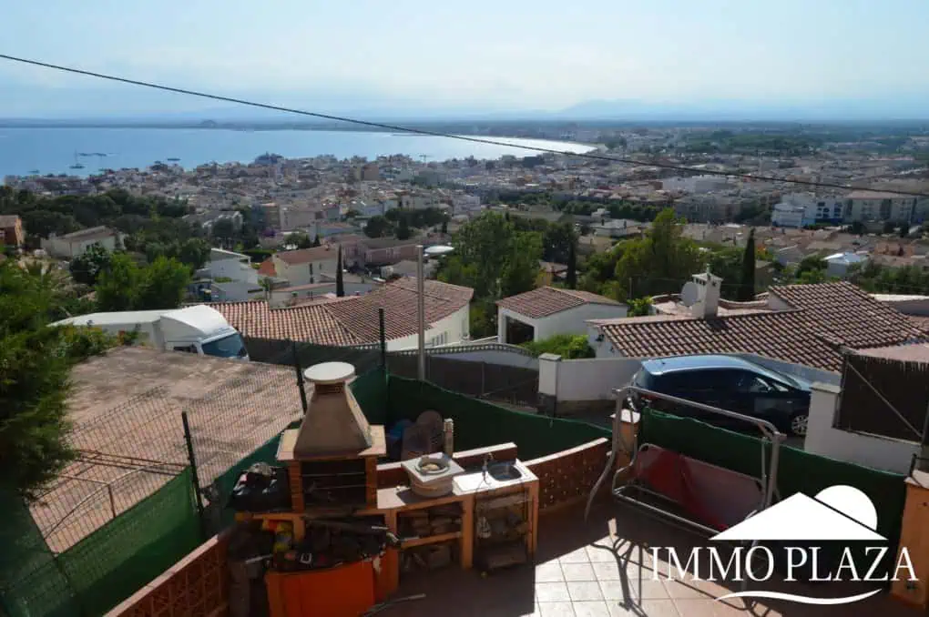 Preciosa casa típica con vistas panorámicas a la bahía de Roses, 4 dormitorios, 2 baños, terraza, garaje y parking privado – Roses