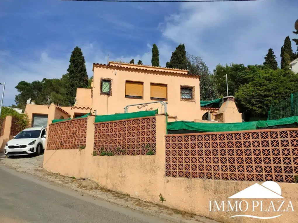 Preciosa casa típica con vistas panorámicas a la bahía de Roses, 4 dormitorios, 2 baños, terraza, garaje y parking privado – Roses