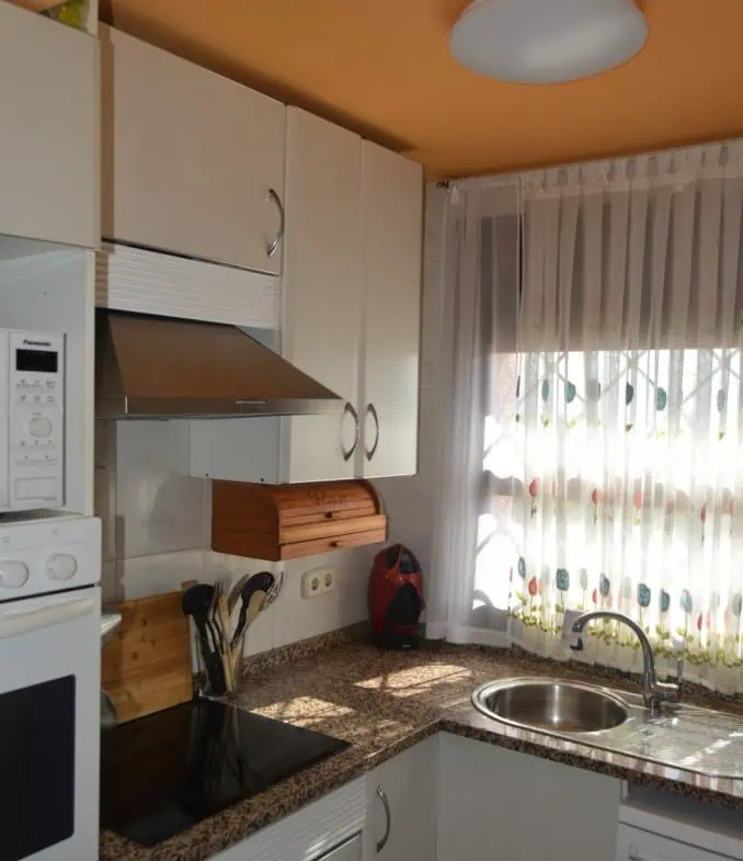 Preciosa casa típica con vistas panorámicas a la bahía de Roses, 4 dormitorios, 2 baños, terraza, garaje y parking privado – Roses