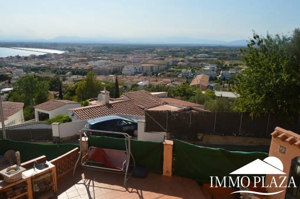 Preciosa casa típica con vistas panorámicas a la bahía de Roses, 4 dormitorios, 2 baños, terraza, garaje y parking privado – Roses