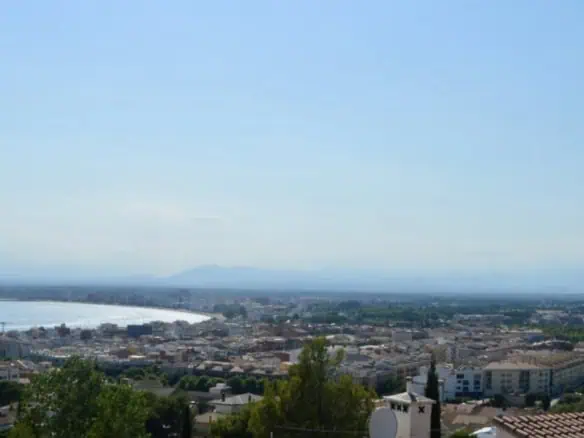 Beautiful typical house with panoramic views of the bay of Roses, 4 bedrooms, 2 bathrooms, terrace, garage and private parking – Roses