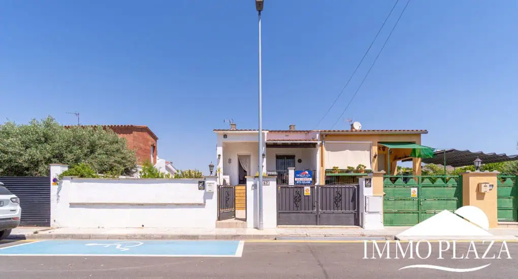 Spacious family home, large garage, swimming pool with covered terrace, private parking. One separate, fully furnished apartment.