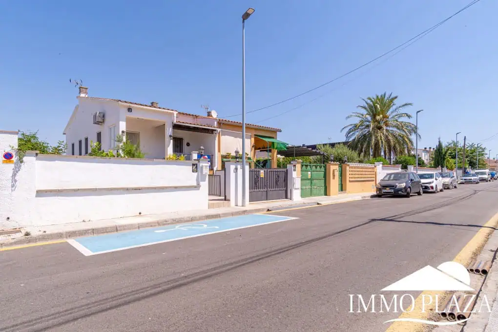 Spacious family home, large garage, swimming pool with covered terrace, private parking. One separate, fully furnished apartment.