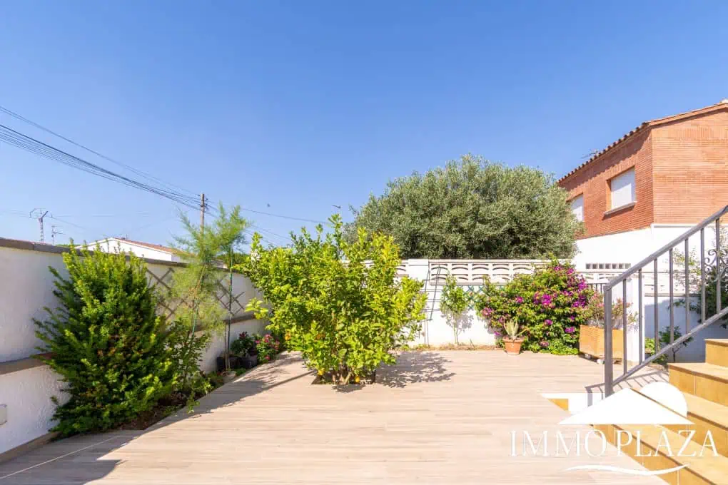 Spacious family home, large garage, swimming pool with covered terrace, private parking. One separate, fully furnished apartment.