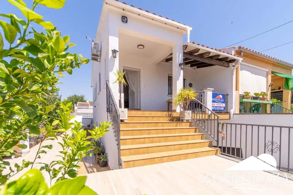 Spacious family home, large garage, swimming pool with covered terrace, private parking. One separate, fully furnished apartment.
