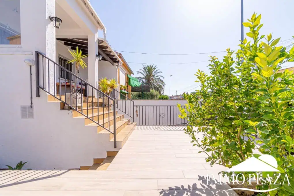 Spacious family home, large garage, swimming pool with covered terrace, private parking. One separate, fully furnished apartment.