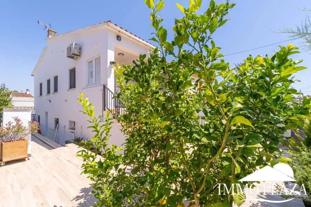Spacious family home, large garage, swimming pool with covered terrace, private parking. One separate, fully furnished apartment.