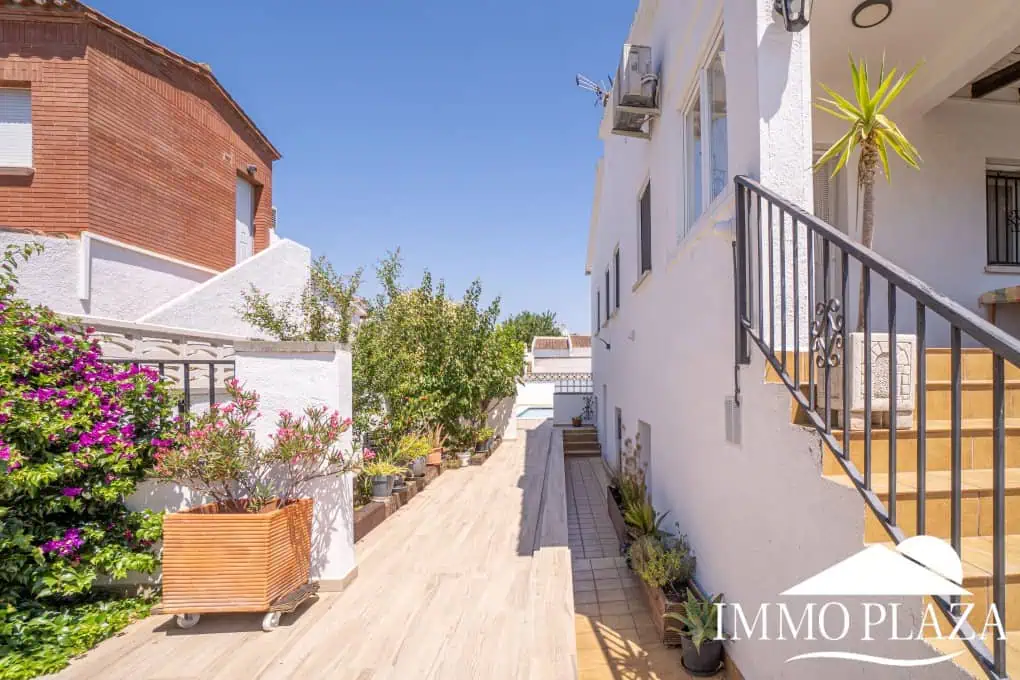 Spacious family home, large garage, swimming pool with covered terrace, private parking. One separate, fully furnished apartment.