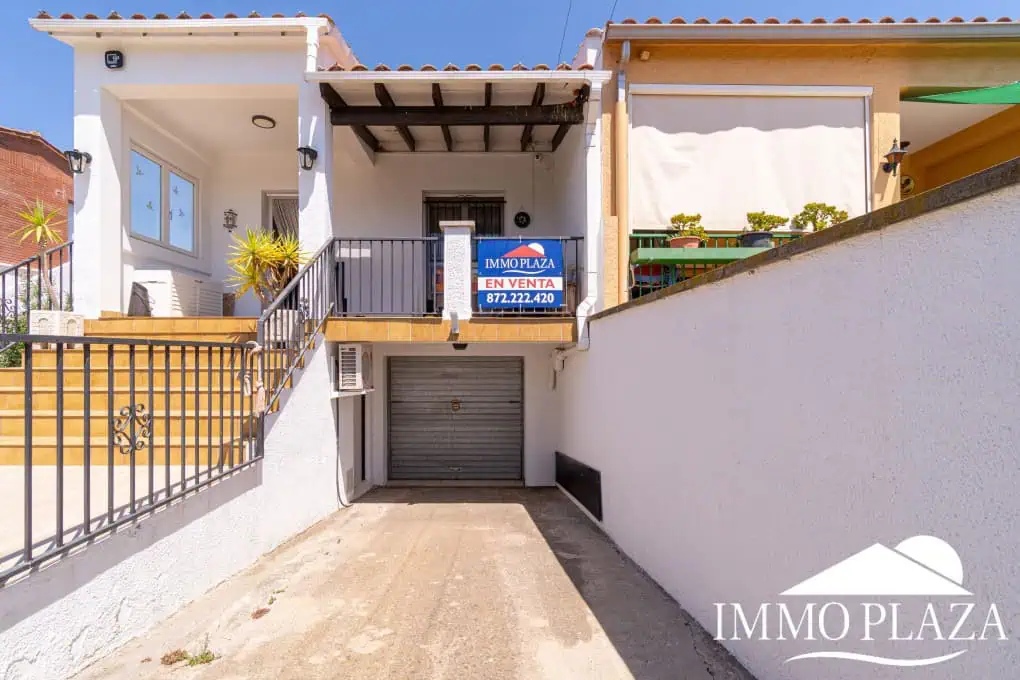 Spacious family home, large garage, swimming pool with covered terrace, private parking. One separate, fully furnished apartment.