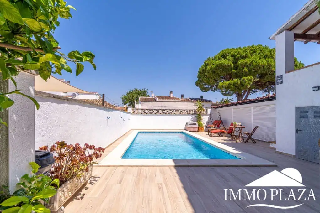 Spacious family home, large garage, swimming pool with covered terrace, private parking. One separate, fully furnished apartment.