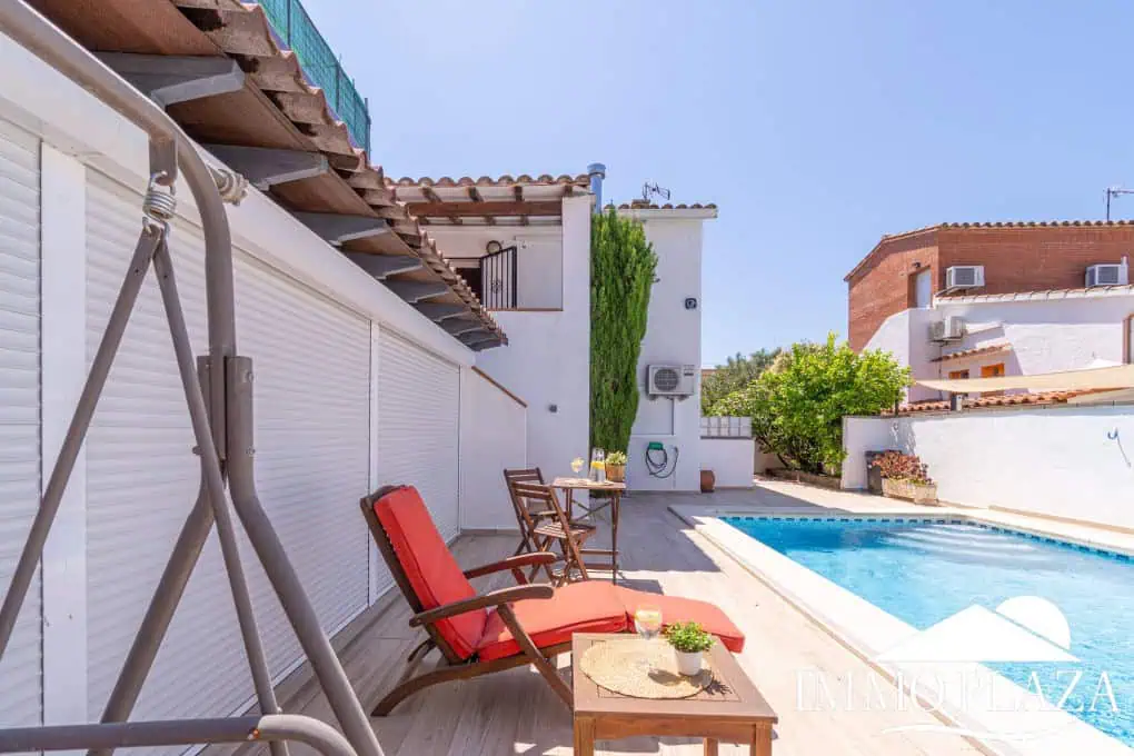 Spacious family home, large garage, swimming pool with covered terrace, private parking. One separate, fully furnished apartment.