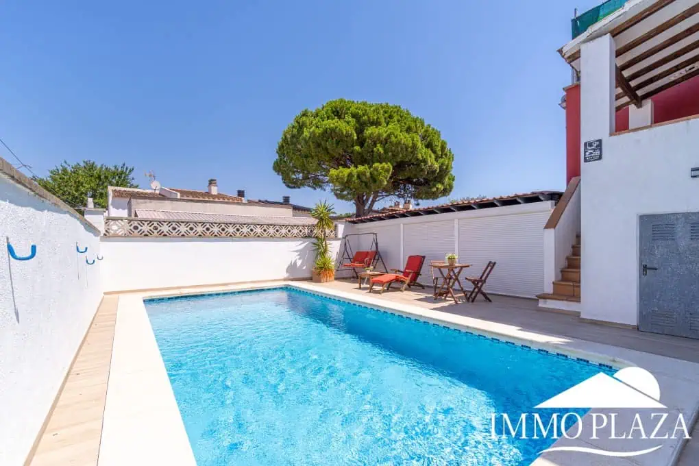 Spacious family home, large garage, swimming pool with covered terrace, private parking. One separate, fully furnished apartment.