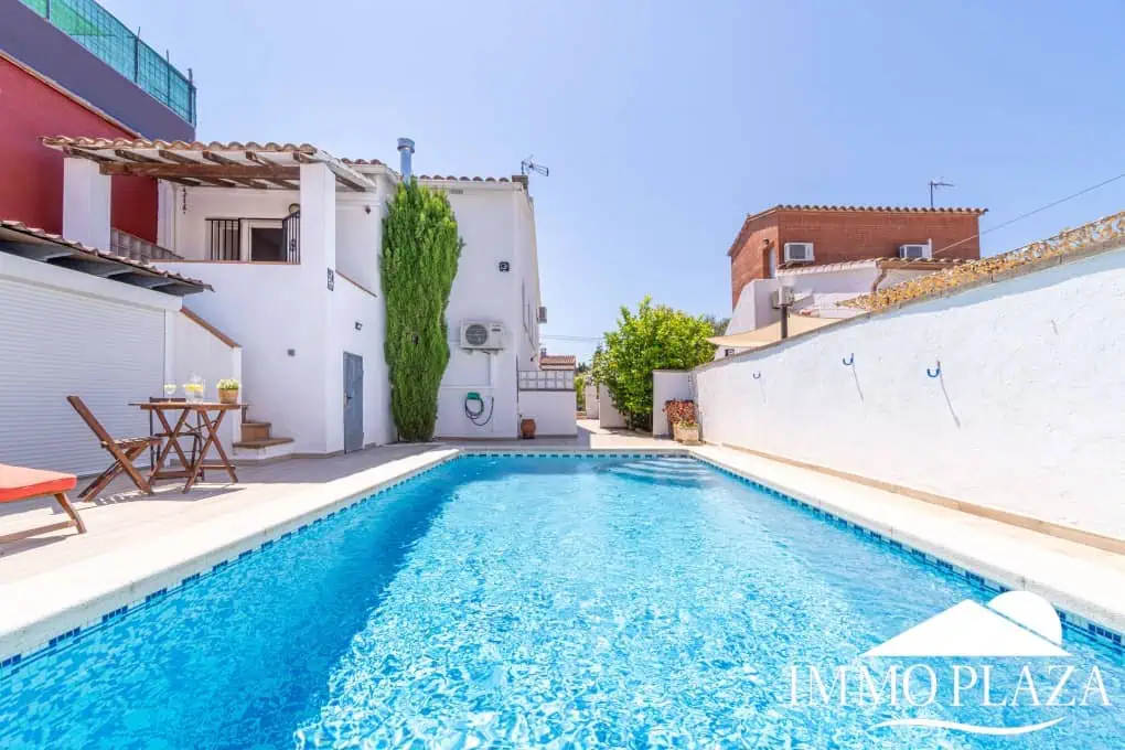 Spacious family home, large garage, swimming pool with covered terrace, private parking. One separate, fully furnished apartment.