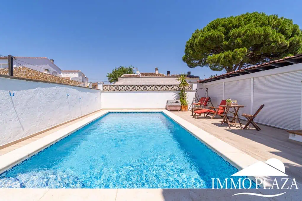 Spacious family home, large garage, swimming pool with covered terrace, private parking. One separate, fully furnished apartment.