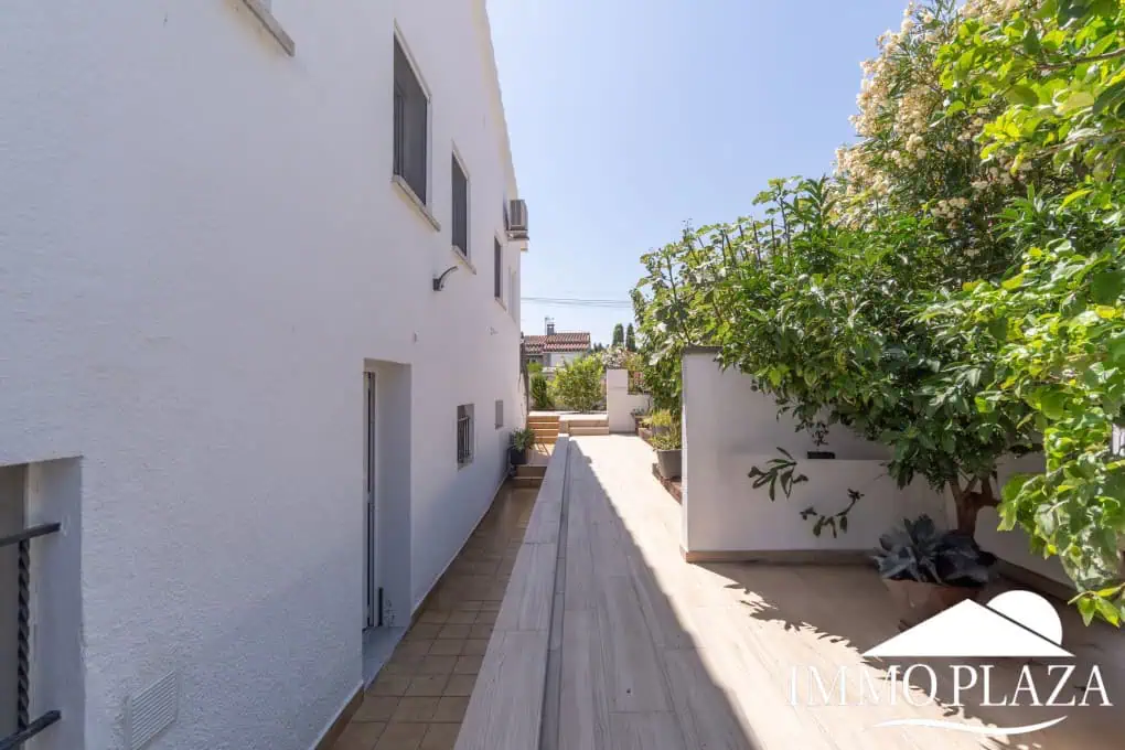 Spacious family home, large garage, swimming pool with covered terrace, private parking. One separate, fully furnished apartment.